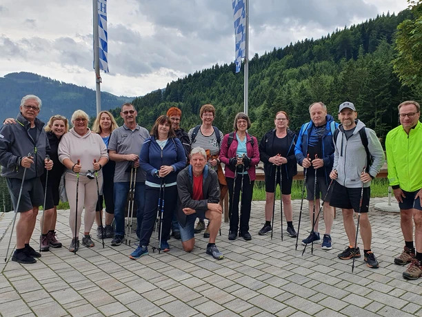 Aktivwoche-Wanderung-Berge-Gruppenbild.jpg Eine Gruppe von Wanderern posiert fröhlich vor einer idyllischen Berglandschaft in Bad Aibling.