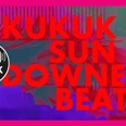 Buntes Plakat mit der roten Aufschrift "KUKUK SUN DOWNER BEATS" auf blau, grün und lila illustriertem, abstraktem Hintergrund.