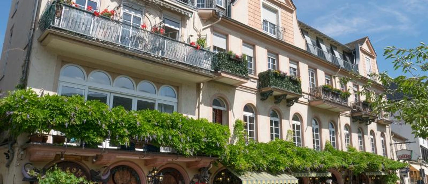 Rheintal Außengastronomie vor einem historischen Bau.