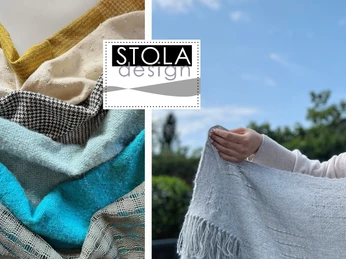Stola design Startfoto Verschiedene bunte, handgewebte Stoffe und eine Frau mit hellem Schal, daneben das STOLA design LogoVarious colorful, hand-woven fabrics and a woman with a bright scarf, next to the STOLA design logoDifférents tissus colorés tissés à la main et une femme avec une écharpe claire, à côté du logo STOLA design