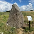 Findling Brokeloh Findling Brokeloh, großer Basaltstein in offener Wiese, daneben Infotafel mit Hinweisen zur Geologie.Brokeloh boulder, large basalt stone in an open meadow, next to it an information board with information on geology.Brokeloh boulder, stor basaltsten på en åben eng, ved siden af en informationstavle med oplysninger om geologi.Brokeloh boulder, grote basaltsteen in een open weiland, ernaast een informatiebord met informatie over geologie.