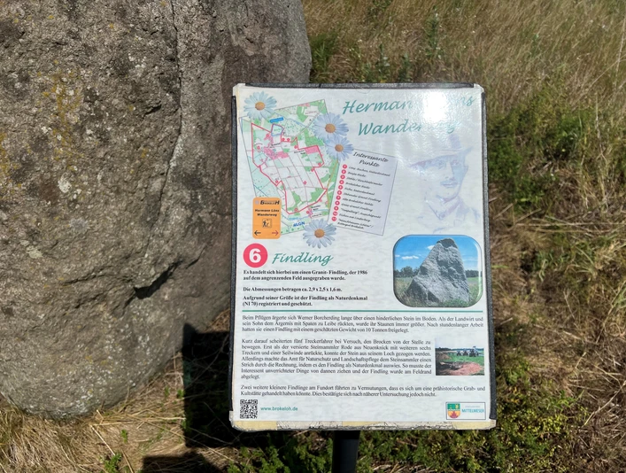 Findling Brokeloh A boulder in the grass with an informative plaque providing details of the history and location.