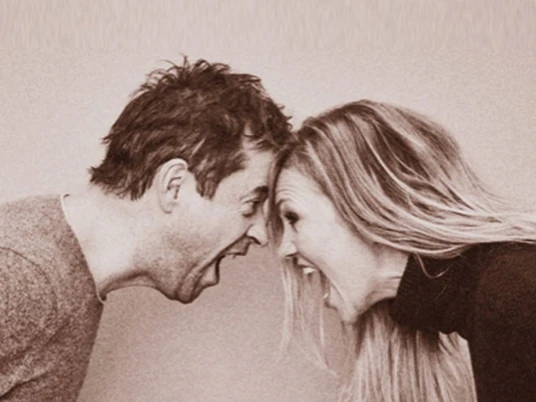 Anna Loos_Jan Josef Liefers (c) Mario Schmolka.jpg Nahaufnahme von einem Mann und einer Frau, die sich Stirn an Stirn gegenüberstehen und sich anschreien.