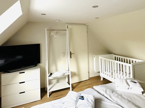 Elternschlafzimmer mit Kinderbett.jpg Elternschlafzimmer mit Kinderbett.jpg