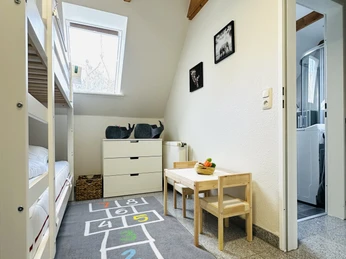 Kinderzimmer mit Etagenbetten.jpg