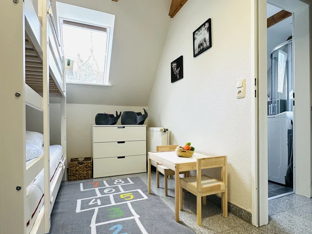 Kinderzimmer mit Etagenbetten.jpg