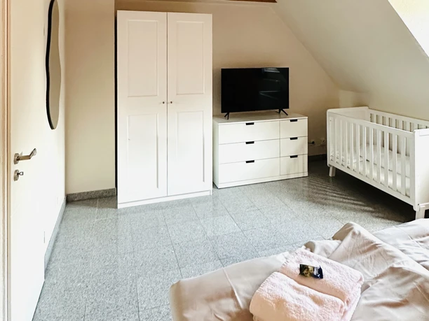 Schlafzimmer mit Kinderbett.jpg