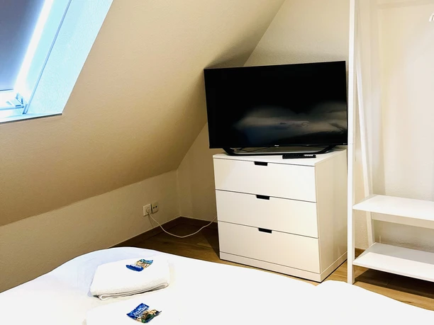 Schlafzimmer mit TV.jpg