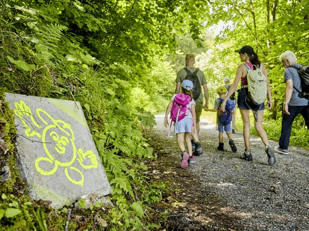 Familienwandeurng durch den Wald beim Goldi Gwundernasenweg in Emmetten