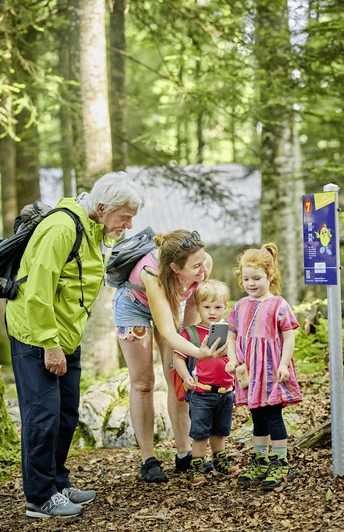 Familie unterwegs auf dem Goldi Gwundernasenweg in Seelisberg