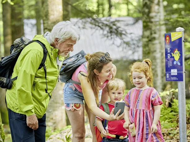 Familie unterwegs auf dem Goldi Gwundernasenweg in Seelisberg