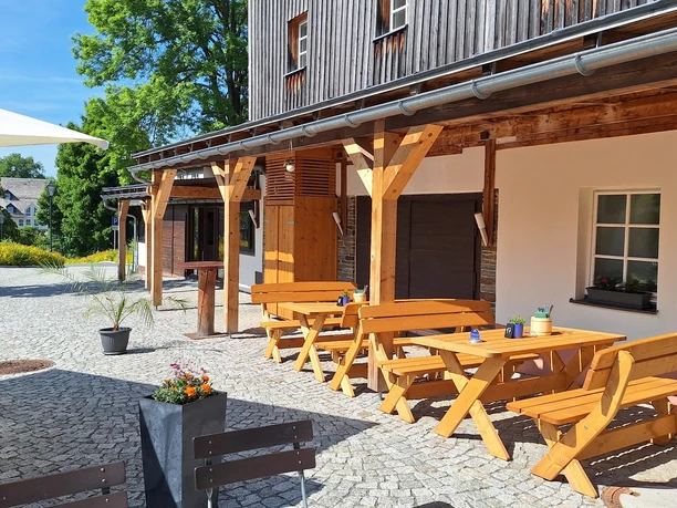 Sitzgruppe und Biergarten im Innenhof des Hotels