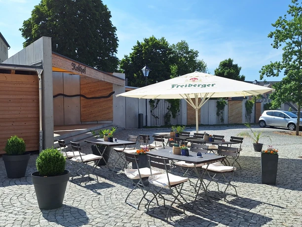 Sitzgruppe und Biergarten im Innenhof des Hotels