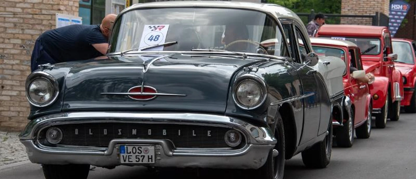 Oldtimer Tour oder Rallye Mehrer Oldtimer-Autos stehen in einer Reihe.