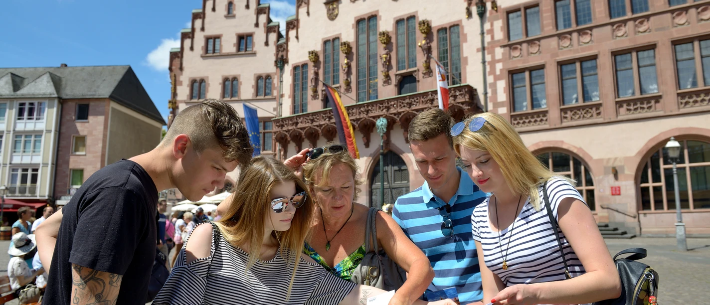 Themenbezogene Touren Gruppe steht vor dem Frankfurter Römer.
