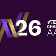 Das Logo der Reit-WM besteht aus einem geschwungenen "W" aus lila und goldenem Band, auf dem zugleich Icons der verschiedenen Disziplinen abgebildet sind. Rechts daneben steht in weißer Schrift eine große "26" und "FEI WORLD CHAMPIONSHIPS AACHEN".