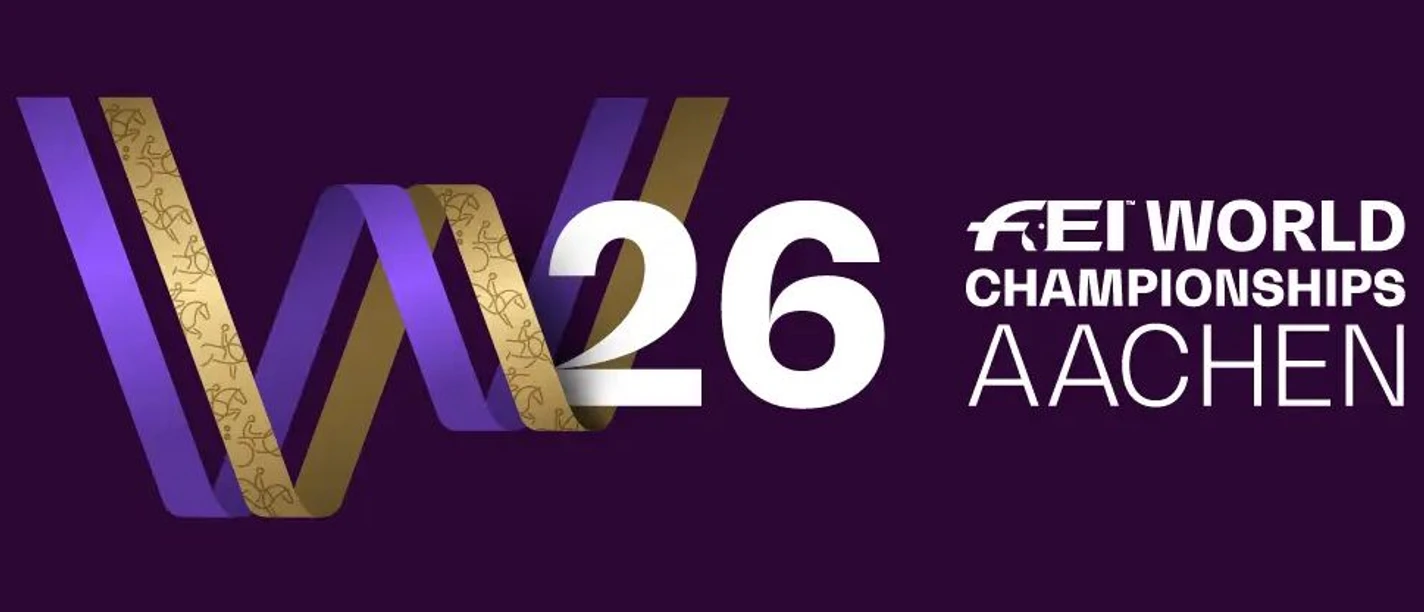 Das Logo der Reit-WM besteht aus einem geschwungenen "W" aus lila und goldenem Band, auf dem zugleich Icons der verschiedenen Disziplinen abgebildet sind. Rechts daneben steht in weißer Schrift eine große "26" und "FEI WORLD CHAMPIONSHIPS AACHEN".