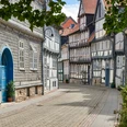 WF-Fachwerk-Krumme-Strasse.jpg Fachwerkhäuser dicht an dicht in dezenten Farben