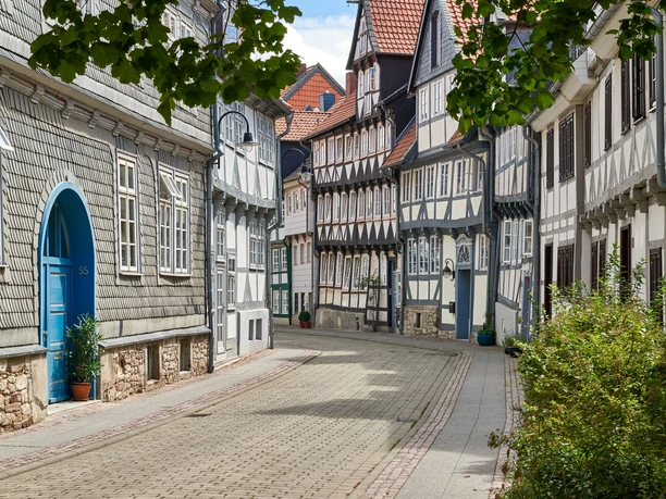 WF-Fachwerk-Krumme-Strasse.jpg Fachwerkhäuser dicht an dicht in dezenten Farben