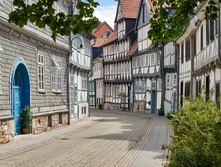 WF-Fachwerk-Krumme-Strasse.jpg Fachwerkhäuser dicht an dicht in dezenten Farben