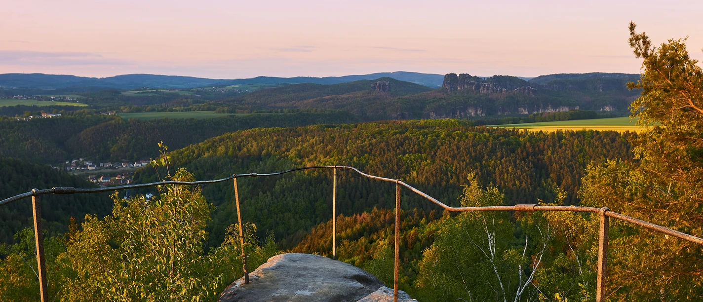 Kohlbornstein Blick zu Schrammsteinen Aussichtspunkt Kohlbornstein mit Blick zu den markanten Schrammsteinen bei Sonnenuntergang.