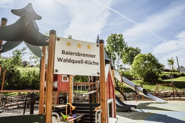 Baiersbronner Waldquell-Küche als Matschküche auf dem Inklusionsspielplatz Baiersbronn