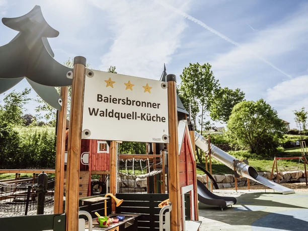 Baiersbronner Waldquell-Küche als Matschküche auf dem Inklusionsspielplatz Baiersbronn