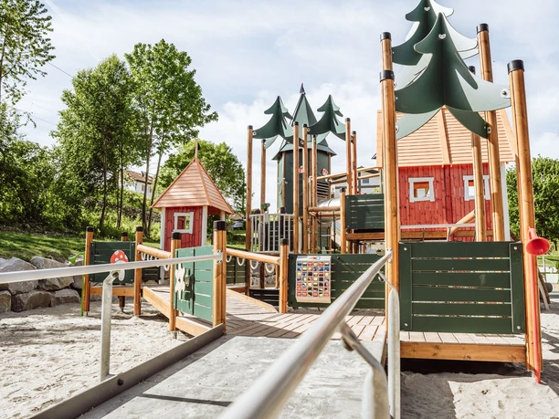 Klettergerüst auf dem Inklussionsspielplatz Baiersbronn mit befahrbaren Elementen für Rollstuhlfahrende