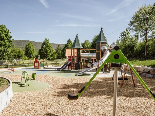 Wippen und Klettergerüst auf dem Inklusionsspielplatz Baiersbronn