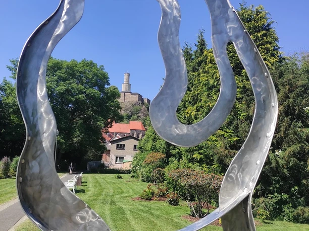 Rhododendrongarten-Blick auf die Felsburg