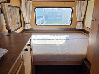 Wohnwagenvermietung-Brauweiler_Bett.jpg