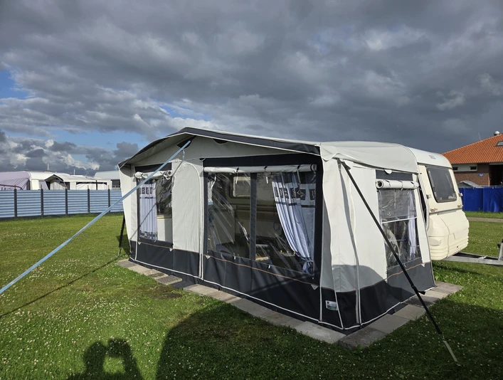 Wohnwagenvermietung-Brauweiler_Vorzelt.jpg