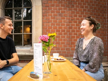 gaeste-tisch-sommer-museumscafe-draussen-camera-obscura.jpg Gäste am gedeckten Tisch im Sommer draußen am Museumscafé der Camera Obscura