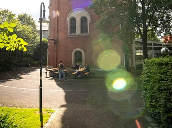 bierzeltgarnitur-sommer-draussen-camera-obscura-muelheim.jpg Bierzeltgarnituren im Sommer draussen vor der Camera Obscura Mülheim