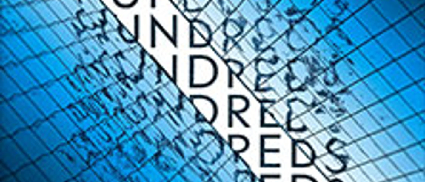 Ein modernes Gebäude mit Glasfassade, das von diagonal verlaufendem Text überlagert wird.