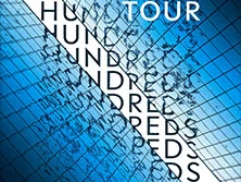 Ein modernes Gebäude mit Glasfassade, das von diagonal verlaufendem Text überlagert wird.