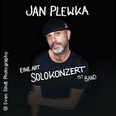 Jan Plewka steht im schwarzen Shirt vor schwarzem Hintergrund, mit schrägem Schriftzug "Solokonzert".