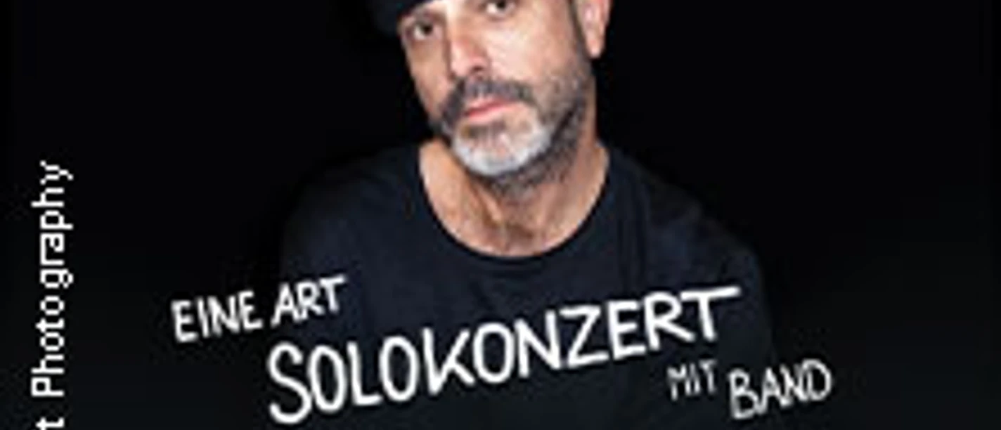 Jan Plewka steht im schwarzen Shirt vor schwarzem Hintergrund, mit schrägem Schriftzug "Solokonzert".