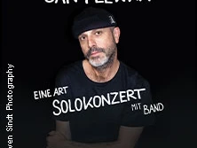 Jan Plewka steht im schwarzen Shirt vor schwarzem Hintergrund, mit schrägem Schriftzug "Solokonzert".