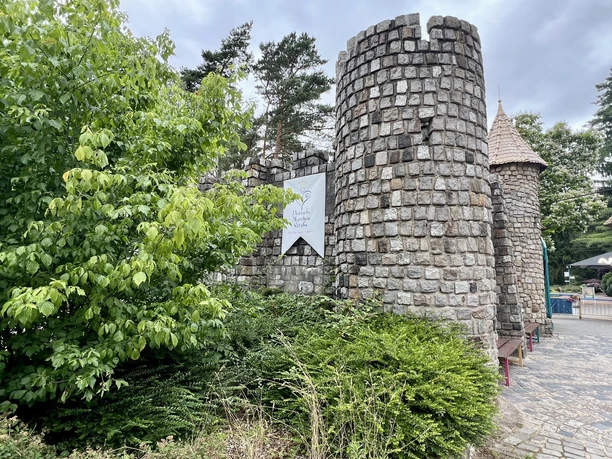 Magic Park Verden Stone wall tower in Magic Park Verden, surrounded by lush greenery, invites you to discover and experience.