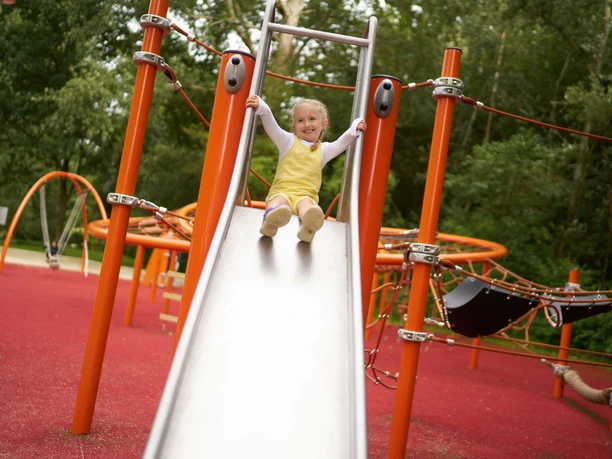 Kind_Mädchen_Rutsche_Spielplatz-Osterbergsee_Juli_Sommer_Osterbergsee-(c)-Stadt-Bad-Gandersheim_web.jpg