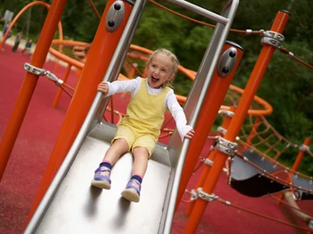Kind_Mädchen_Rutsche_Spielplatz-Osterbergsee_Juli_Sommer_Osterbergsee-(c)-Stadt-Bad-Gandersheim1_web.jpg