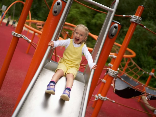Kind_Mädchen_Rutsche_Spielplatz-Osterbergsee_Juli_Sommer_Osterbergsee-(c)-Stadt-Bad-Gandersheim1_web.jpg