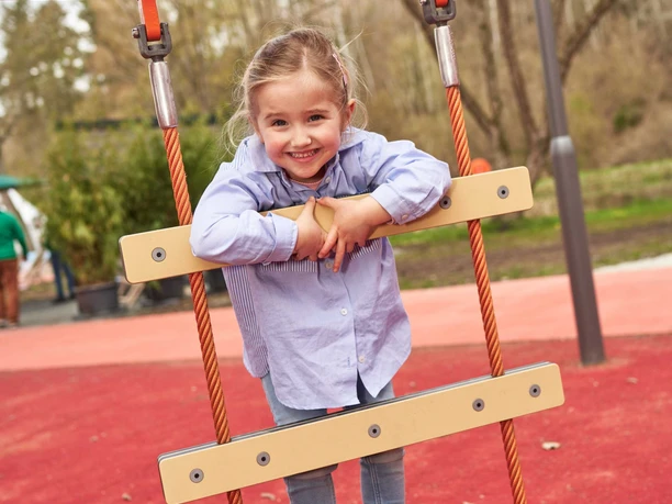 Kind_Mädchen_Spielplatz_Klettern_Osterbergsee_Nahaufnahme_Frühjahr_April-(c)-Marco-Uphaus_web.jpg