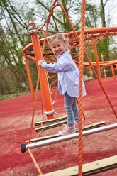Kind_Mädchen_Spielplatz_Klettern2_Osterbergsee_Nahaufnahme_Frühjahr_April-(c)-Marco-Uphaus_web.jpg