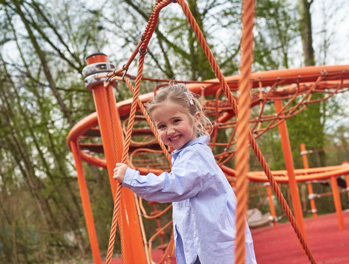 Kind_Mädchen_Spielplatz_Klettern2_Osterbergsee_Nahaufnahme_Frühjahr_April-(c)-Marco-Uphaus_web.jpg