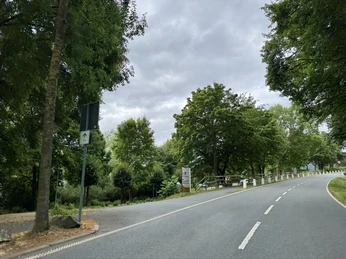 Einfahrt auf der linken Seite zum Parkplatz Saure Delle