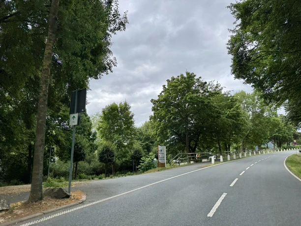 Einfahrt auf der linken Seite zum Parkplatz Saure Delle