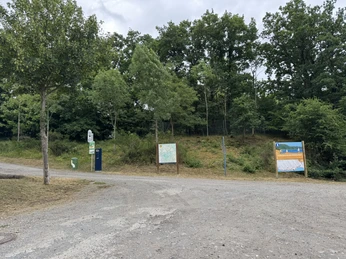 Parkautomat und Informationsschilder Parkplatz Bericher Stein