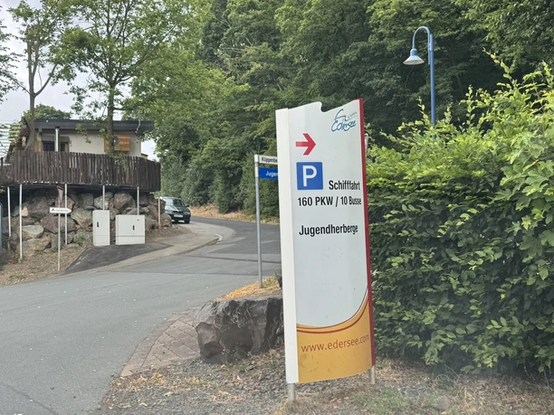Hinweisschild Parkplatz Schifffahrt